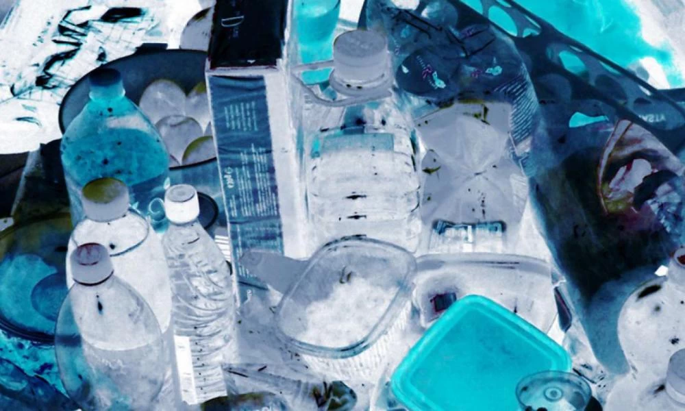 Η πανδημία ''έριξε'' την παγκόσμια παραγωγή πλαστικού